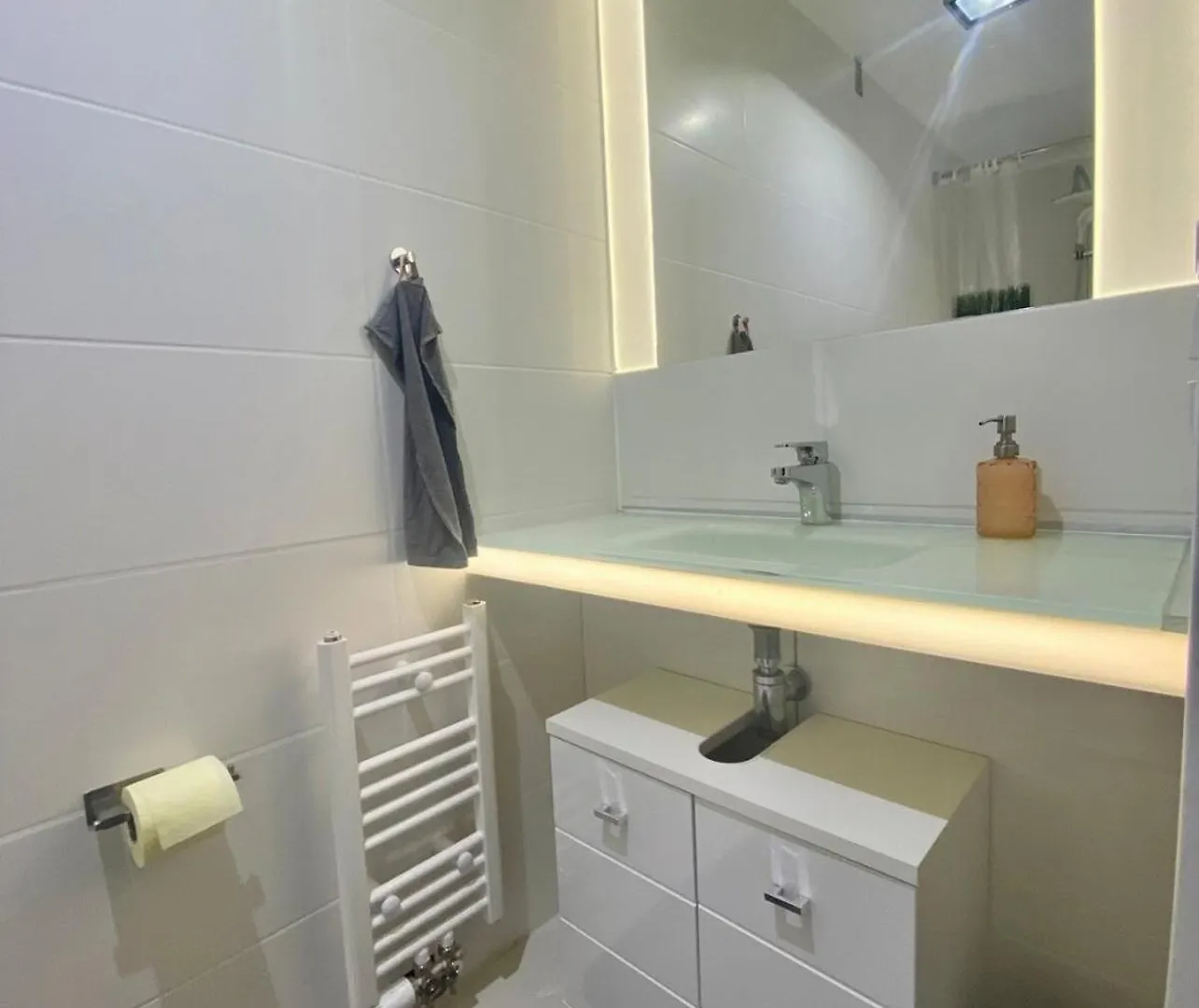 Loft With Pool Table, Kitchen Island & Gallery Berlin Apartment